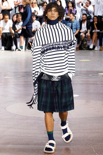 Look 16